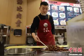 “00后”青年的“81号餐”：传递心中的爱与温暖图片