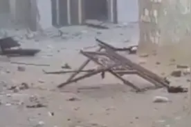 巴勒斯坦平民只是空袭后出来查看自家房子，结果瞬间被以军轰炸吞噬！视频封面