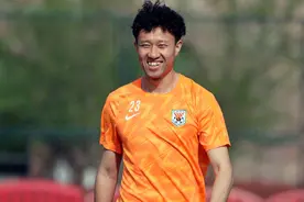 多人笑容满面！泰山队发布训练照，王大雷、克雷桑进行室内训练图片