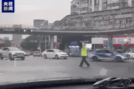 这位“跳舞”的辅警火了！图片