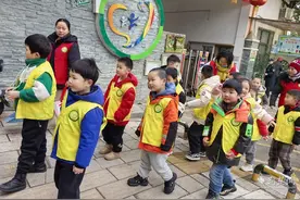 “小雷锋”出动！江夏实幼小朋友用劳动“解锁”雷锋精神图片