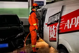 面包车撞上地下车库承重柱，驾驶员昏迷被困车内……图片