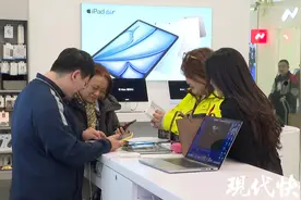 “国补”与优惠叠加，盐城市民购机换机热情高涨图片