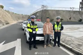 男子边开车边点鞭炮扔窗外 交警：处罚！图片