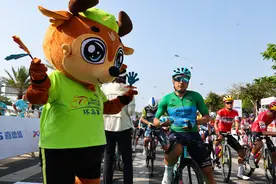 （体育）自行车——第十六届环海南岛国际公路自行车赛第三赛段赛况图片