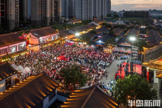 一场烟花音乐啤酒节正在青岛最有“钱”的街区举办