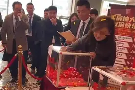 房企回应“女子买房抽中迈巴赫十年使用权”：车辆登记在开发商名下，保险维修等费用由业主承担图片