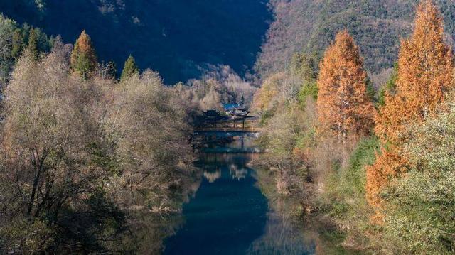 鹤峰县燕子镇：冬暖董家入画屏