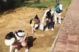 民间公益团队母亲河边捡垃圾图片