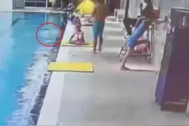 3岁男童泳池落水23秒后被发现，母亲控诉：救生员是摆设吗？图片