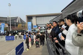 长沙车展丨观众挤满比亚迪智能化街区，围观“真·黑科技”展示图片