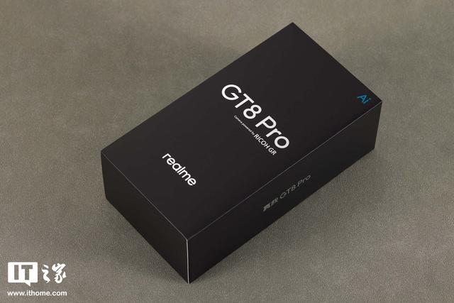 真我GT8 Pro手机图赏：告别非方即圆设计，行业独一档可换 Deco