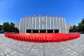 沈铁百人“快闪”唱响《我和我的祖国》图片