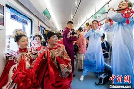 浙江金华：新人身着中式婚服乘坐“迎新礼车”专列图片