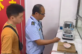 南海里水：一黄金回收店“鬼秤”坑顾客，10克标注码仅称出3克“重量”图片