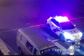 男子街头张贴“小卡片”偶遇民警，凌晨街头上演“追逐赛”图片