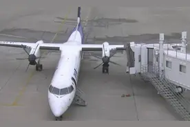 日本全日空一客机滑行时机翼与廊桥相撞 无人受伤图片