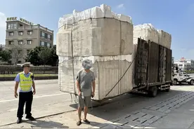 江门新会：交警截停行驶的“泡沫墙”图片