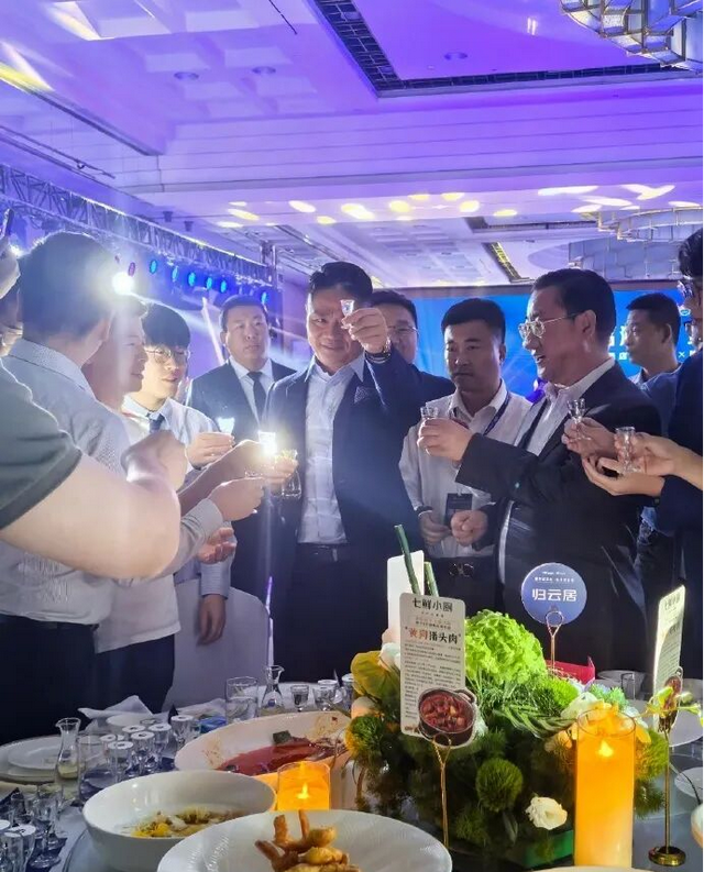 刘强东拿下大单，奶茶妹妹惊艳现身，京东要起飞了