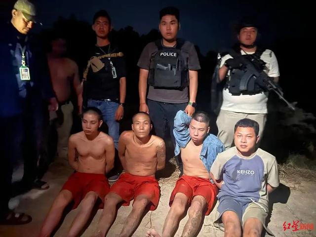 柬埔寨一女子劫走6名囚犯，7人已全部落网：女子递枪，男子举枪袭警，两人手牵手一起狂奔