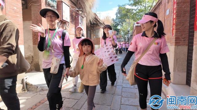 与古城同行 与民心共步 泉州农商银行助力古城徒步穿越活动