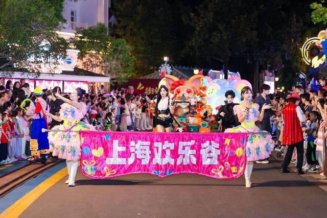 上海欢乐谷“街头红人节”燃动黄金周，湖南浏阳同款顶流烟花演绎中式浪漫