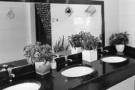 七岁女儿厕所自救，妈妈听完哭笑不得图片