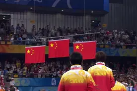 奥运荣耀时刻 三面中国国旗同时升起图片