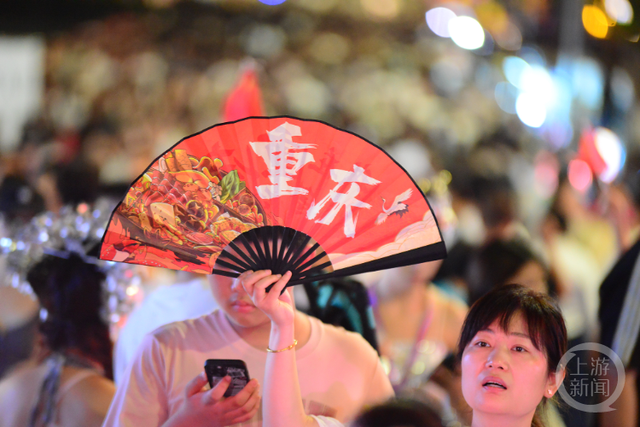 “双节”假期解放碑人潮涌动，洪崖洞十八梯成打卡顶流