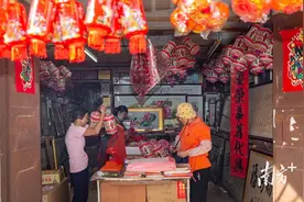 农历八月“送中秋”民俗，桥头“阿婆灯笼”热销图片