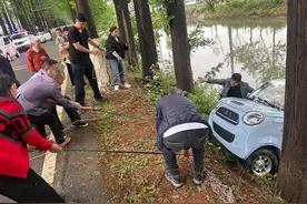 事发潜江后湖，生死瞬间，他们跳入水中救人图片