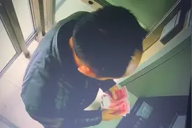 男子称从ATM取款20多天后发现有6张点钞练功券，银行监控还原：取的钱没问题视频封面