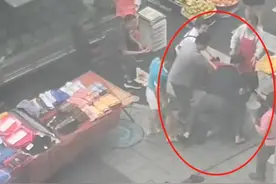 东莞一小笼包店三人围殴掐脖七旬修鞋大爷？知情人称系一盆花引发，警方回应图片