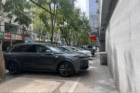 阳光政务丨停车位影响行人通行  啥情况？图片