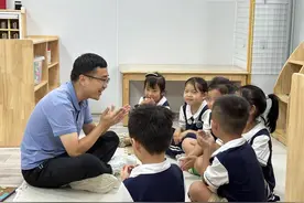 三尺讲台无限芳华｜打破刻板印象，男幼师成为“孩子王”图片