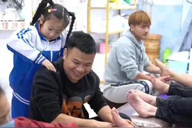 封芒视频 | 无声修脚店的小小“翻译官”：长大想当医生 给爸爸妈妈治病 | 2023·迈图片