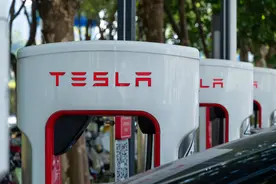 特斯拉官宣！已分批次向中国客户推送“完全自动驾驶”功能图片