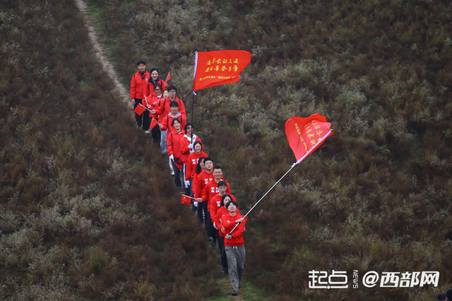 今天，他们踏上了90年前那群年轻人走过的路