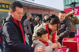 武汉光谷几十家流动摊贩“搬家”进夜市，乔迁年会上捐款支援西藏地震灾区图片