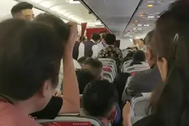 央广网评女子躺座椅致航班延误：对个人和飞行安全的极不负责图片