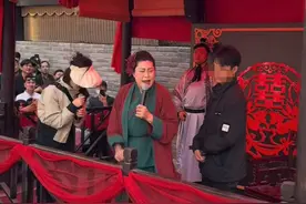 “王婆”一哄而上，别让流量消解相亲严肃性 | 新京报社论图片