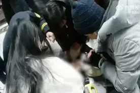 女子地铁上突然晕倒众人合力救援，一医学生现场施针使其转醒图片
