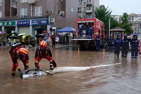成都遭遇暴雨 街头紧急排涝图片
