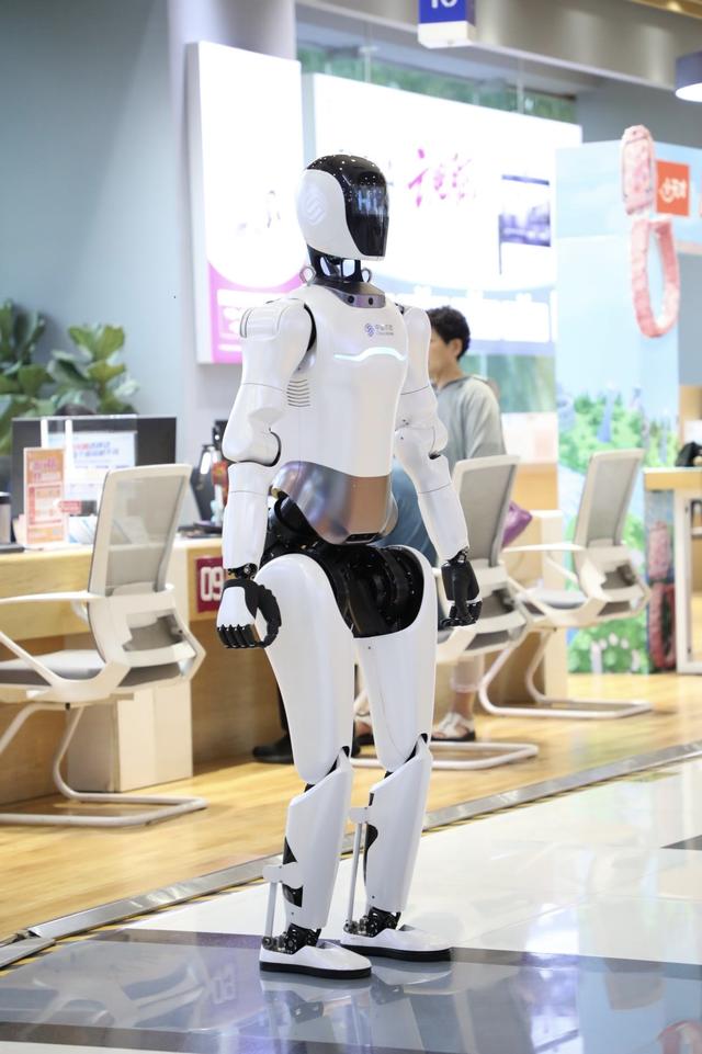 山东移动济南八一营业厅迎“数字新员工”，机器人与机器狗开启智慧服务新时代