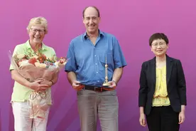 国庆假期前夕，对外营业近30年的上海东方明珠迎来第一亿位游客图片