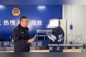 高速匝道口压实线变道后停车 驾驶员遭交警传唤图片