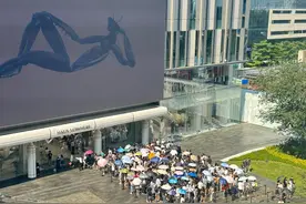 巨人展“人巨多” 排队3小时也挡不住深圳人的艺术热情图片