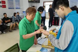 为65岁以上存在走失风险老人发放手环，直接受益老人超六千人次图片