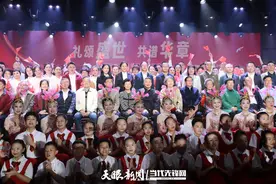 “礼颂盛世 共谱华章”欢度国庆重阳老同志文艺演出活动隆重举行图片