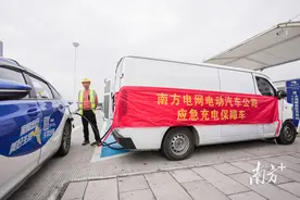 最多同时充4台车，南方电网应急充电车已全部就位图片